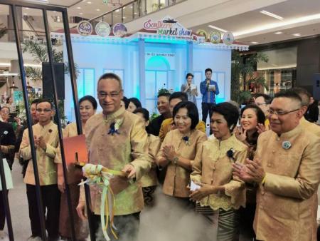 นายภูสิต รัตนกุล เสรีเริงฤทธิ์ ผู้ตรวจราชการกระทรวงพาณิชย์ เป็นประธานเปิดงานแสดงและจำหน่ายสินค้า 