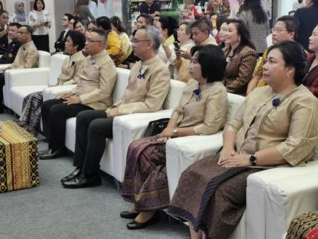 นายภูสิต รัตนกุล เสรีเริงฤทธิ์ ผู้ตรวจราชการกระทรวงพาณิชย์ เป็นประธานเปิดงานแสดงและจำหน่ายสินค้า 